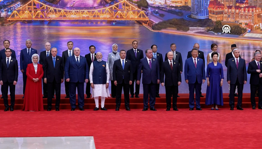 Cumhurbaşkanı Erdoğan, Şanghay İşbirliği Örgütü Zirvesindeki aile fotoğrafı çekimine katıldı Cumhurbaşkanı Erdoğan, Şanghay İşbirliği Örgütü Zirvesindeki aile fotoğrafı çekimine katıldı