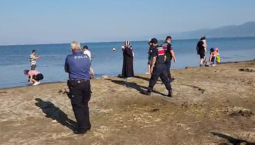 Su çekilince hazine ortaya çıktı | Göle serinlemek için giren vatandaş buldu