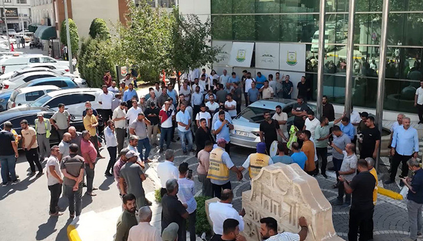 Belediye işçileri kadroya geçmelerini davul-zurna ile kutladı