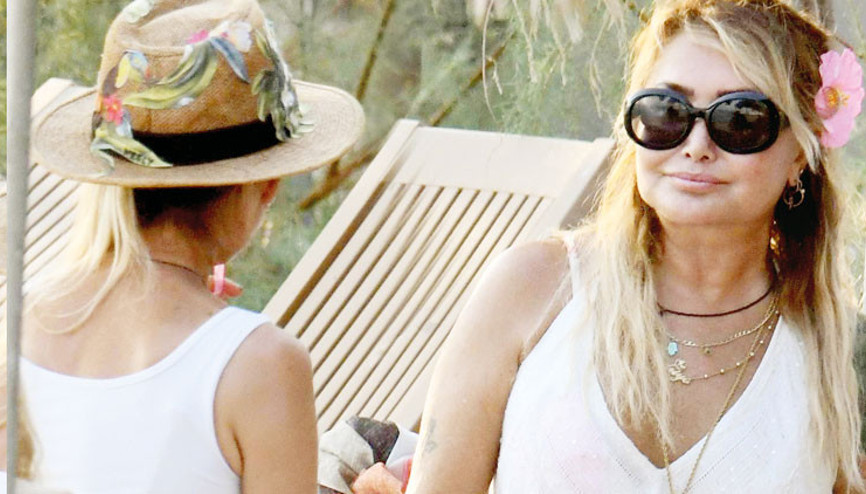 Gün batımında şezlong sohbeti