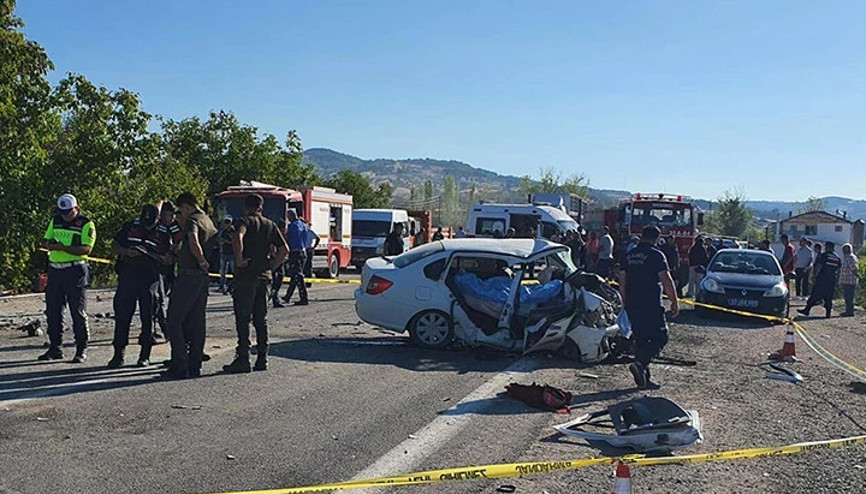 İki otomobil kafa kafaya çarpıştı: 3 ölü, 2 yaralı