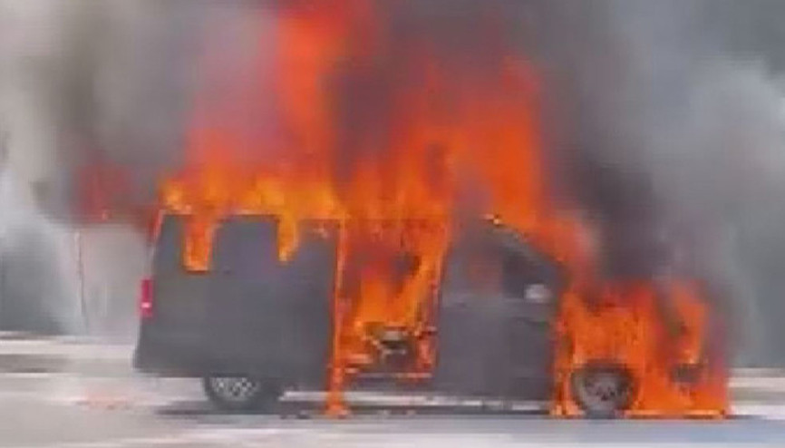 Üsküdarda panik anları Minibüs alev alev yandı
