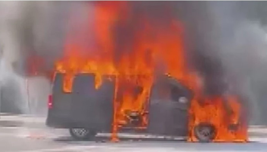 Üsküdarda minibüste yangın çıktı