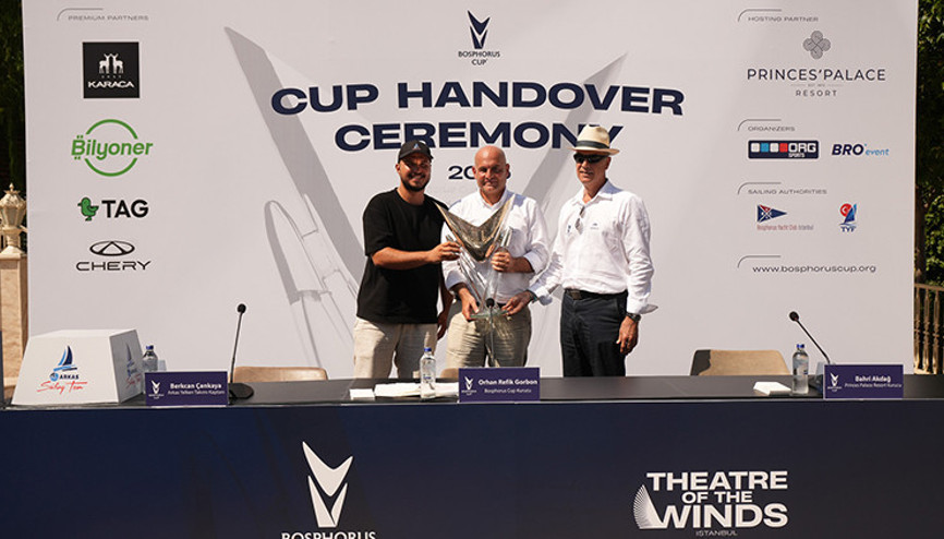 Son şampiyon ARKAS’ın kaptanı Berkcan Cankaya, kupayı organizasyona teslim etti