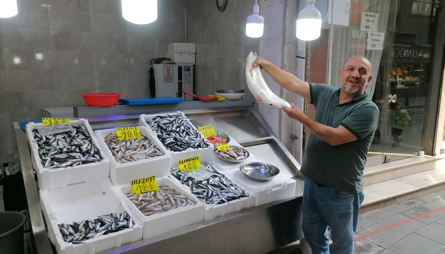 Rize’de sezonun ilk balıkları tezgahtaki yerlerini aldı Rize’de sezonun ilk balıkları tezgahtaki yerlerini aldı