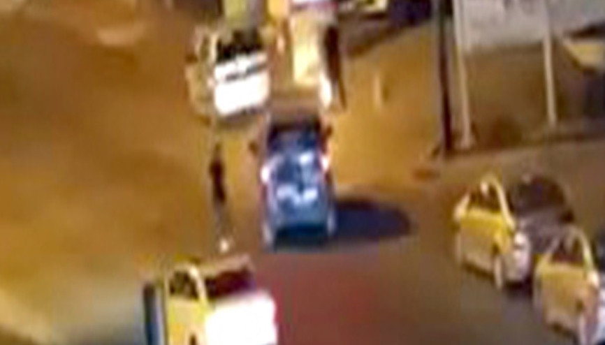 Türk Bayrağını araçların önüne atan kadın tutuklandı Türk Bayrağını araçların önüne atan kadın tutuklandı