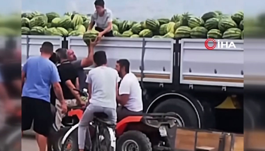 Bir tır dolusu karpuzu ücretsiz dağıttı