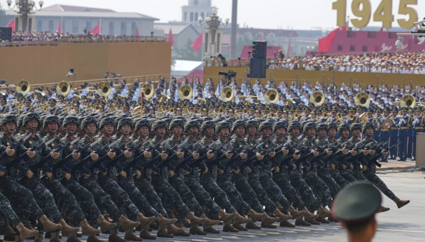 Çinde 10 bin askerle tarihi geçit töreni: Dünyanın gözü Tiananmende Çinde 10 bin askerle tarihi geçit töreni: Dünyanın gözü Tiananmende