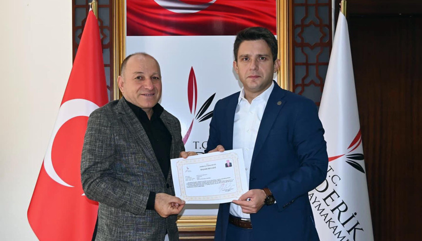 Derik’te 13 yıl görev yapan milli eğitim müdürüne veda Derik’te 13 yıl görev yapan milli eğitim müdürüne veda