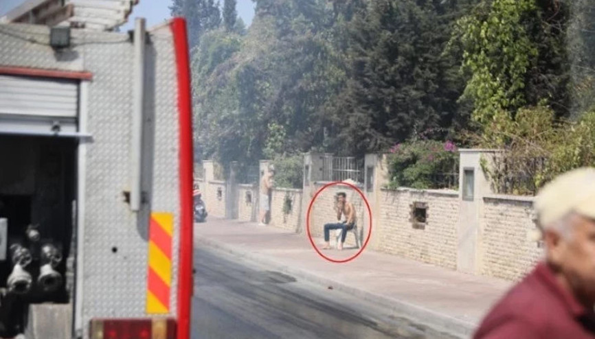 Benzin döküp evini ateşe verdi, tabureye oturup yangını izledi