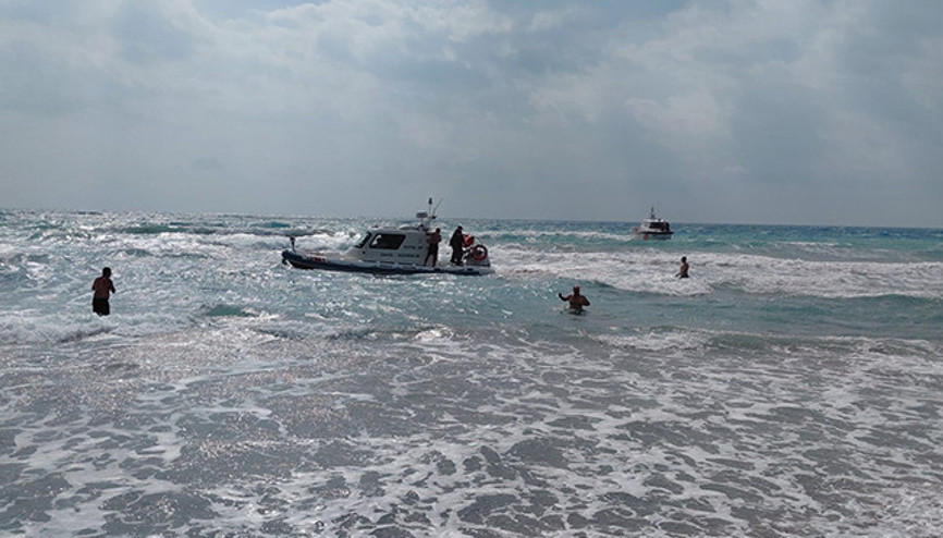 Denize giren iki kardeşten biri boğularak hayatını kaybetti