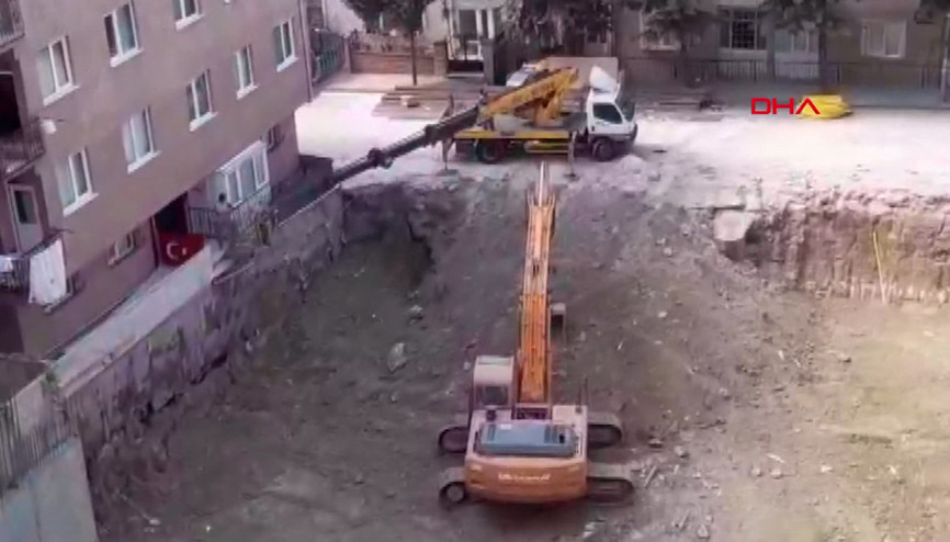 Bahçelievlerde temel kazısı sırasında bina girişi çöktü; evlerine vinçle girdiler