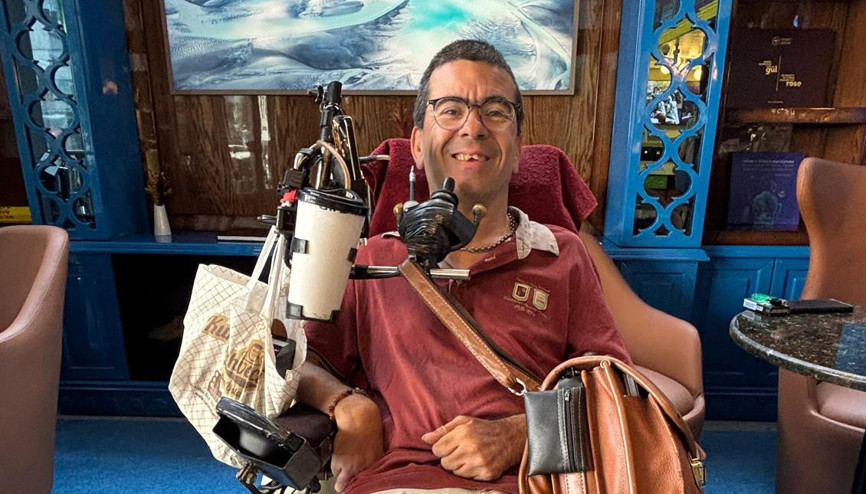 Dişleriyle yazıyor sözüyle umut oluyor