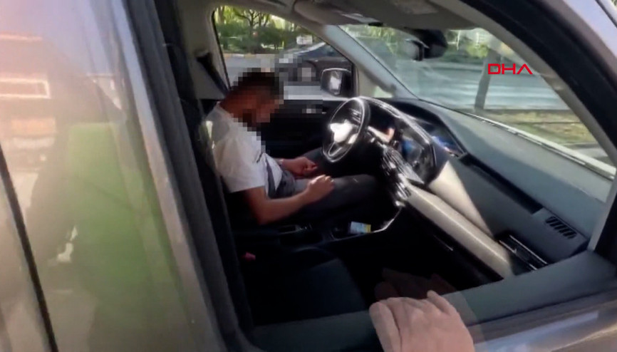 Ankarada şoke eden görüntü: Sürücü trafiğin ortasında uyuyakaldı