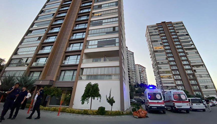 Boşanma aşamasındaki eşini çocuklarının gözü önünde tabancayla öldürdü