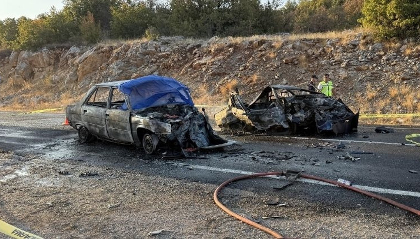 Kafa kafaya çarpıştılar Feci kazada 3 ölü, 5 yaralı
