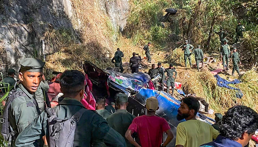 Yolcu otobüsü uçuruma yuvarlandı: 15 ölü, 16 yaralı