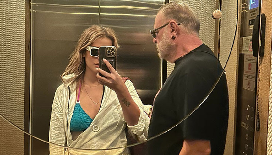 26 yaş küçük eşle asansör selfiesi
