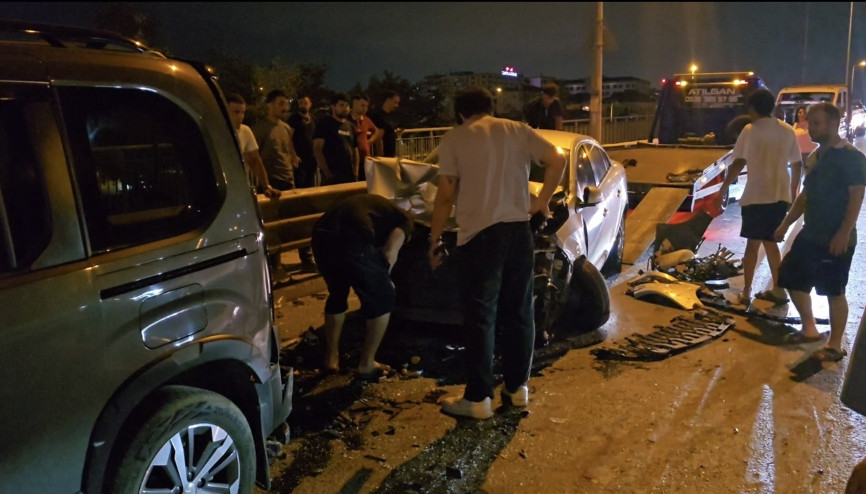İstanbul- Sancaktepede 8 araçlık zincirleme trafik kazası: 1 yaralı