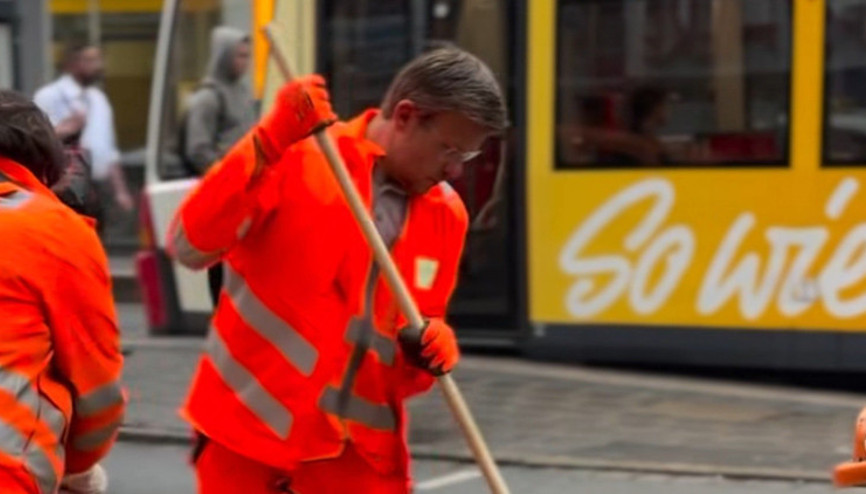 Belediye başkanı sokakta çöp topladı