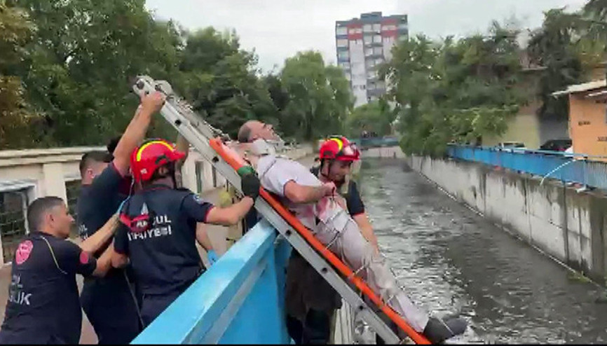 Kafenin çatısından dereye düştü: İtfaiye kurtardı