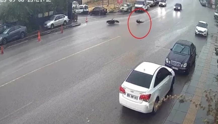 Ankarada sağanak hayatı felç etti: Devrilen motosikletin sürücüsü metrelerce sürüklendi