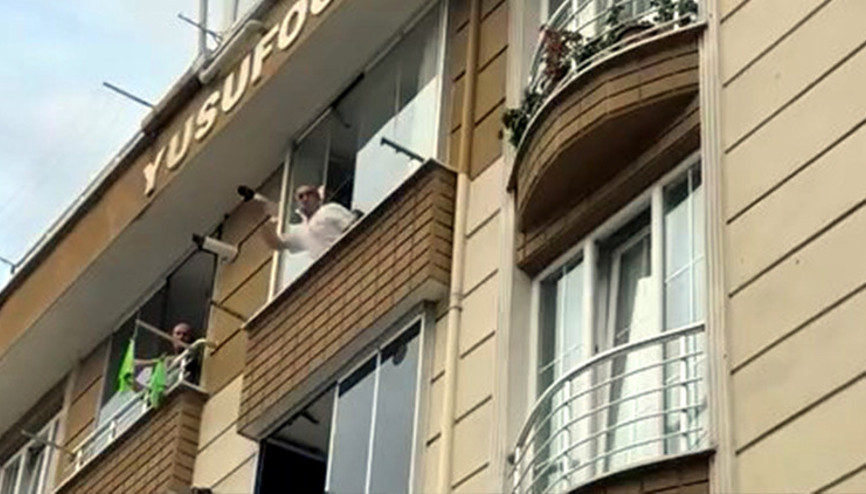Esenyurtta akılalmaz olay: Balkondan çocuklara soğan attı