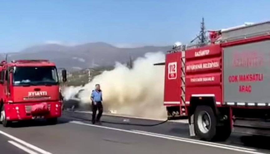 Seyir halindeyken alev alan otomobil yandı Seyir halindeyken alev alan otomobil yandı