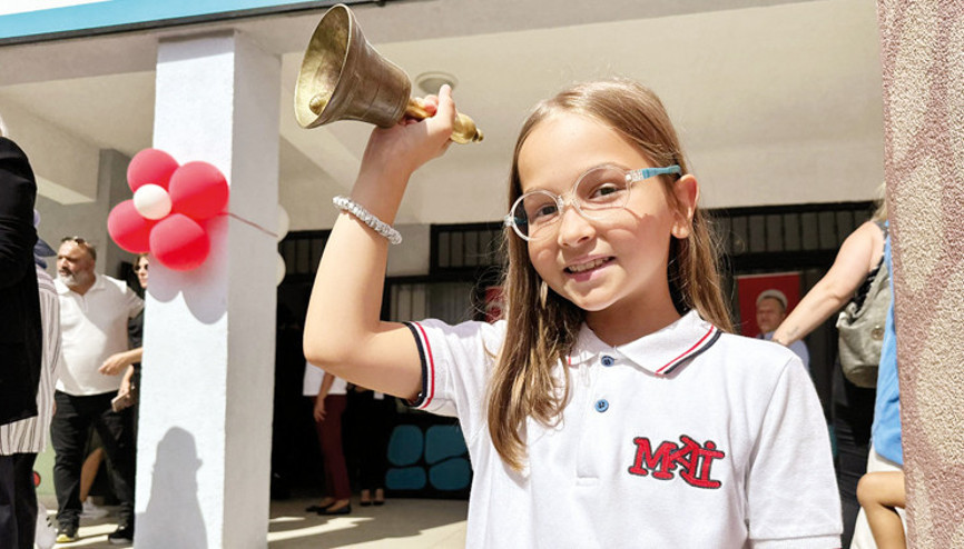 Uzun tatil bitti bugün ders başı... Sınıfa formalı dönüş