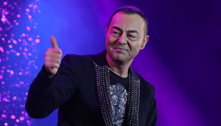 Serdar Ortaç sahnede şarkı sözlerini unuttu