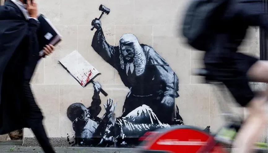 Banksy yeniden ortaya çıktı: Eylemciye tokmakla vuran hakim alarmı