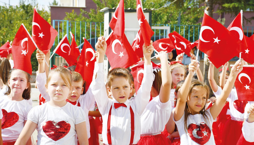 Okullar yeniliklerle başladı... 18 milyon ders başı yaptı... İlk ders: Yeşil Vatan Okullar yeniliklerle başladı... 18 milyon ders başı yaptı... İlk ders: Yeşil Vatan