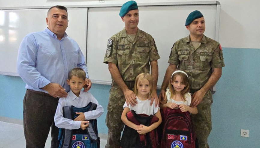 Kosova’da Türk askerinden öğrencilere eğitim desteği
