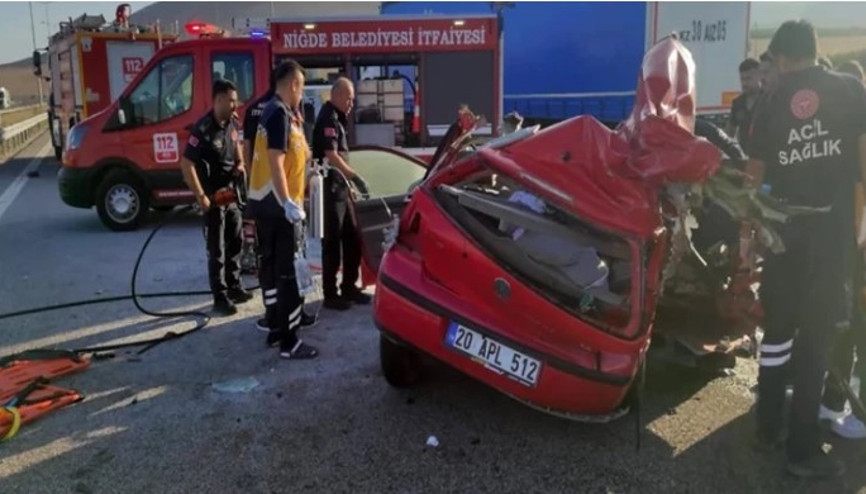 Otomobil, TIR’a arkadan çarptı: 2 ölü, 3 yaralı