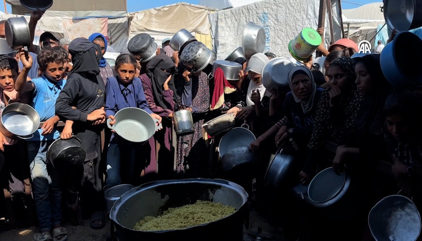 Gazzenin gözyaşları: Bir kap yemek için saatler süren bekleyiş