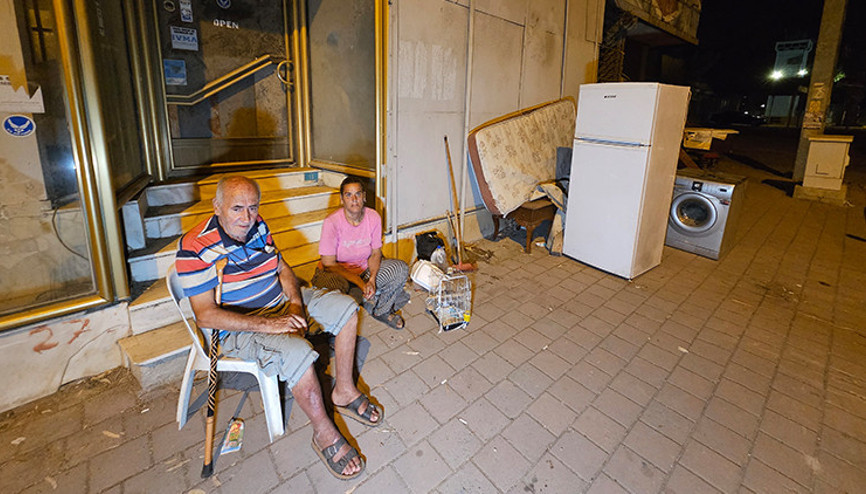 Ev tuttular 3 gün sonra çıkarıldılar... Aile eşyalarıyla sokakta kaldı