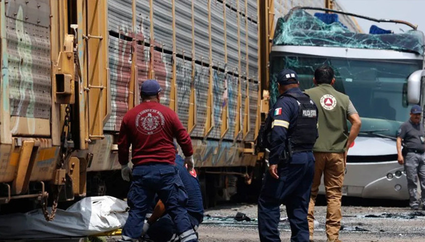 Meksikada tren ve yolcu otobüsü çarpıştı