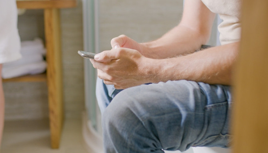 Bu hareket riski %46 artırıyor Telefonla uzun süre tuvalette oturanlar hemoroide davetiye çıkarıyor