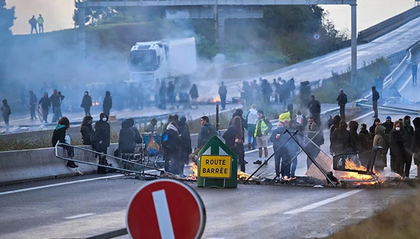 Fransada hükümet krizi sokak protestolarını tetikledi Fransada hükümet krizi sokak protestolarını tetikledi
