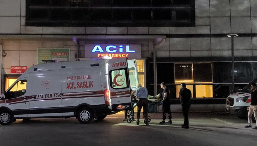 Badem ağacından düşüp yaralandı