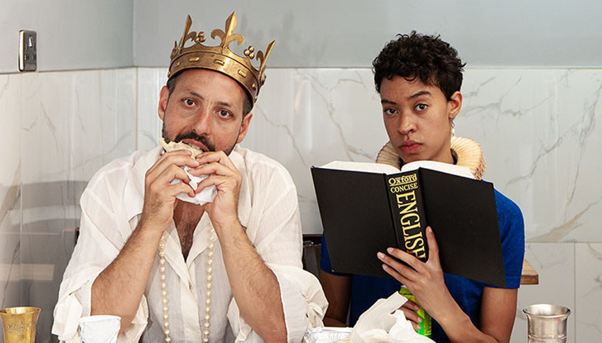 English Kings Killing Foreigners (Yabancıları Öldüren İngiliz Krallar) Soho Theatre sahnesinde