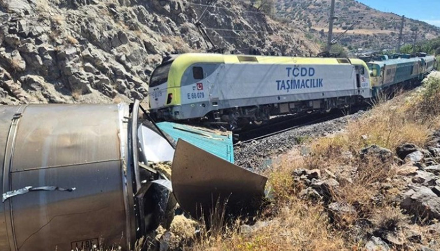 Malatya’da 2 yük treni çarpıştı: 1 yaralı