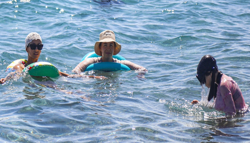 Kentte sarı yaz hareketliliği: Sıcaklık 39 dereceye çıktı, sahiller doldu taştı | Meteoroloji uyardı Kentte sarı yaz hareketliliği: Sıcaklık 39 dereceye çıktı, sahiller doldu taştı | Meteoroloji uyardı