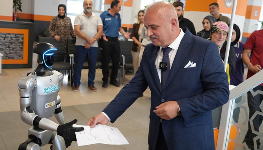 Türkiyede bir ilk... İnsansı robot Festman nüfusa kaydettirildi