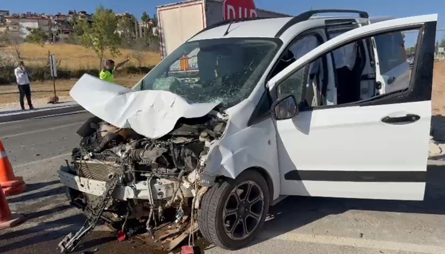 TIR ile ticari araç çarpıştı