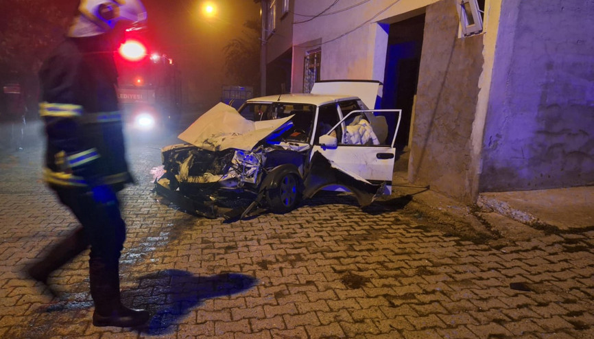 Otomobil, römorka çarptı; 1 ölü, 1 yaralı