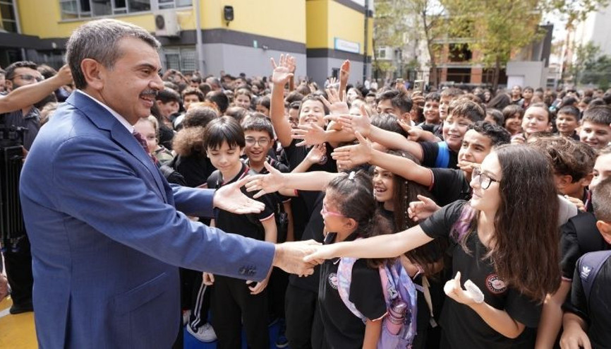 Bakan Tekinden kendisini davet eden öğrencilere ziyaret