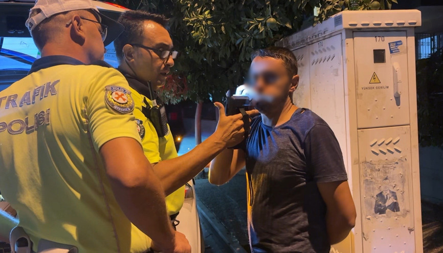 Alkollü ve ehliyetsiz sürücünün kullandığı otomobil, 3 araca çarptı