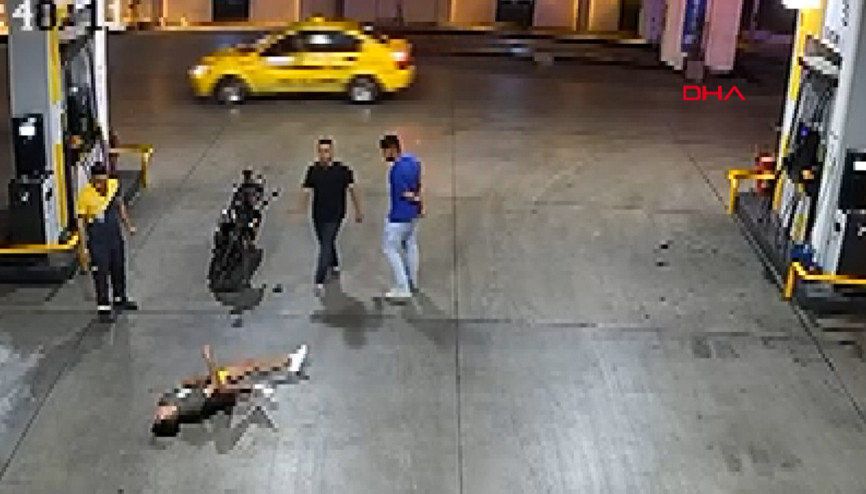 Şok görüntü Tek yumrukla hastanelik etti