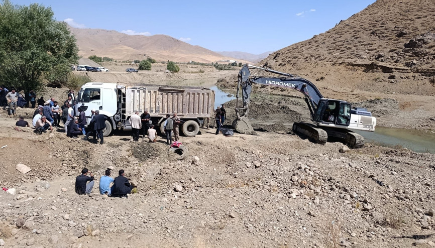 İş makinesinin kovasına bakım yaparken kamyon çarpan operatör öldü İş makinesinin kovasına bakım yaparken kamyon çarpan operatör öldü